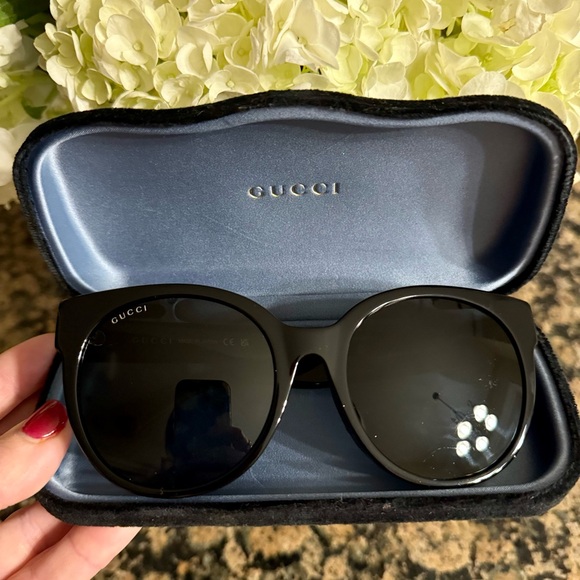 Gucci Black Women's Sunglasses - Picture 4 of 5